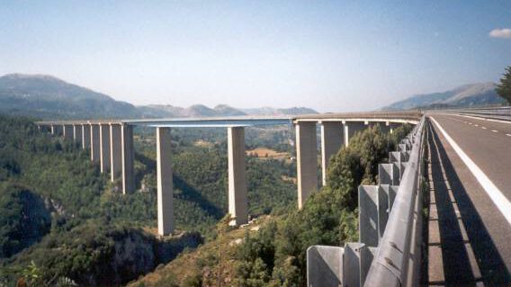 A14: l’autotrasporto si mobilita contro il disastro dei divieti che sta dividendo l’Italia in due